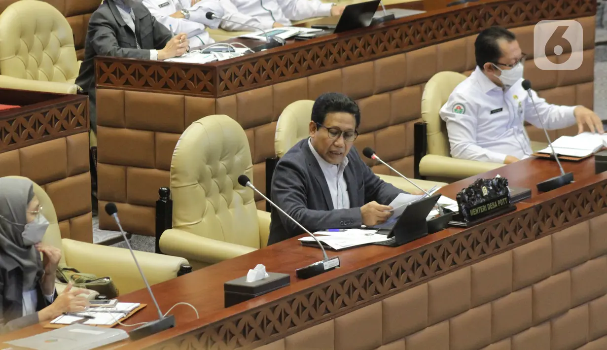 Menteri Desa, Pembangunan Daerah Tertinggal, dan Transmigrasi (Mendes PDTT) Abdul Halim Iskandar mengikuti rapat kerja dengan Komisi V DPR di Senayan, Jakarta, Senin (11/4/2022). Rapat membahas isu-isu terkait desa tertinggal serta rekruitmen Tenaga Pendamping Desa. (Liputan6.com/Angga Yuniar)