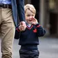 Ekspresi Pangeran George di hari pertamanya sekolah di Thomas's school di Battersea, London, Inggris (7/9). Pangeran George didampingi ayahnya Pangeran William berangkat ke sekolah pada hari pertama. (Richard Pohle/Pool Photo via AP)