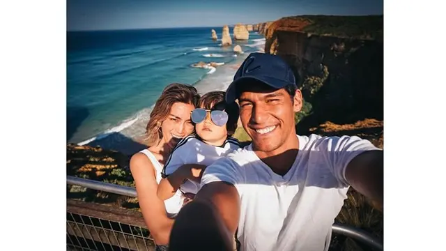 Momen saat Jessica bersama tunangan dan buah hatinya mengunjungi Great Ocean Road.