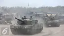 Iring iringan tank TNI saat peringatan HUT TNI ke-70 di Dermaga Indah Kiat, Cilegon, Banten, Senin (5/10/2015). HUT TNI Ke-70 ditandai atraksi tempur tiga matra TNI Angkata Darat, Laut dan Udara. (Liputan6.com/Faisal Fanani)