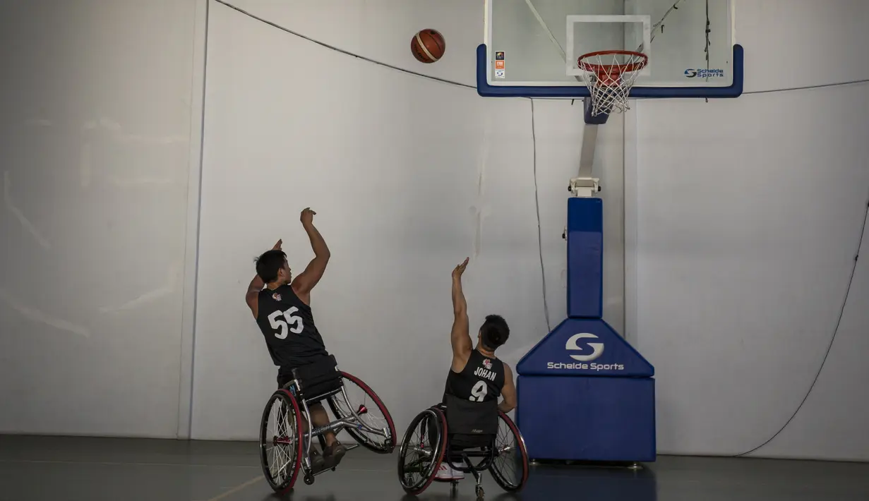 Pebasket kursi roda Indonesia, Donald Santoso, saat latihan bersama Edy Johan di Lapangan basket Istana Kana, Jakarta Pusat, Senin (17/9/2018). Tim basket kursi roda Indonesia bersiap hadapi Asian Para Games. (Bola.com/Vitalis Yogi Trisna)
