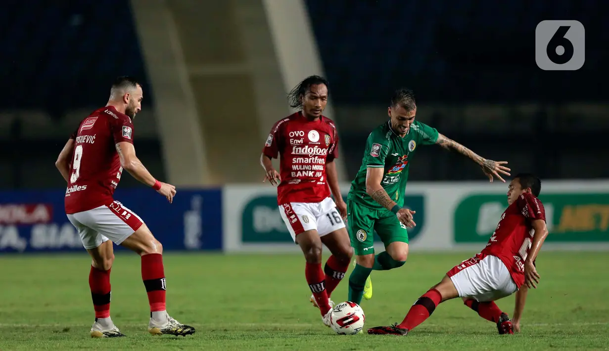 Pemain PS Sleman Velez Nicolas Leandro (tengah) mengontrol bola dibayangi pemain Bali United, Hariono dalam pertandingan perempat final Piala Menpora 2021 di Stadion Si Jalak Harupat, Bandung. Senin (12/4/2021). PS Sleman mengalahkan Bali United 4-2 lewat adu penalti. (Bola.com/Ikhwan Yanuar)