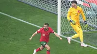 Pemain Portugal, Bernardo Silva, berlari kegirangan setelah mencetak gol ke gawang Turki pada matchday 2 Piala Eropa 2024, Sabtu (22/6/2024) malam WIB. (AP Photo/Michael Probst)