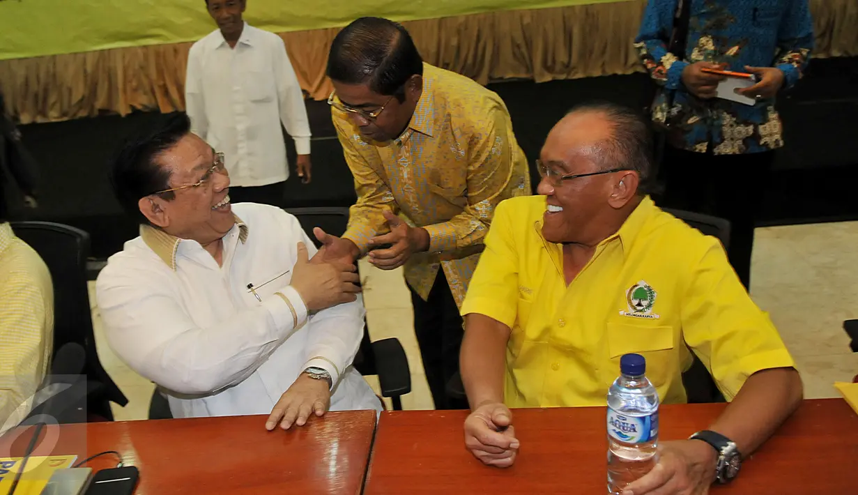 Idrus Marham (tengah) bersalaman dengan Agung Laksono saat menghadiri Rapat Pengurus Harian Partai Golkar di DPP Partai Golkar, Jakarta, Kamis (4/2/2016). Rapat harian ini yang pertama dilakukan setelah setahun lebih PG terbelah.(Liputan6.com/Johan Tallo)