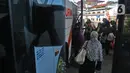 Calon penumpang bersiap menaiki bus di Terminal Jatijajar, Depok, Jawa Barat, Senin (6/7/2020). Terminal tipe A tersebut kembali mengoperasikan layanan bus Antar Kota Antar Provinsi (AKAP) dengan menerapkan protokol kesehatan. (Liputan6.com/Herman Zakharia)