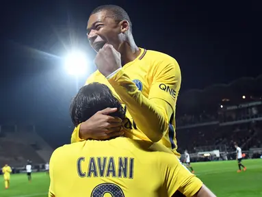 Pemain Paris Saint-Germain, Edinson Cavani dan rekannya Kylian MbappÈ (atas) merayakan gol saat melawan Angers (SCO) pada lanjutan Ligue 1 Prancis di Raymond Kopa Stadium, Angers, (4/11/2017). PSG menang telak 5-0. (AFP/Jean-Francois Monier)