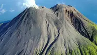 Gunung Karangetang di Sitaro Semburkan Lava Pijar dan Suara Gemuruh