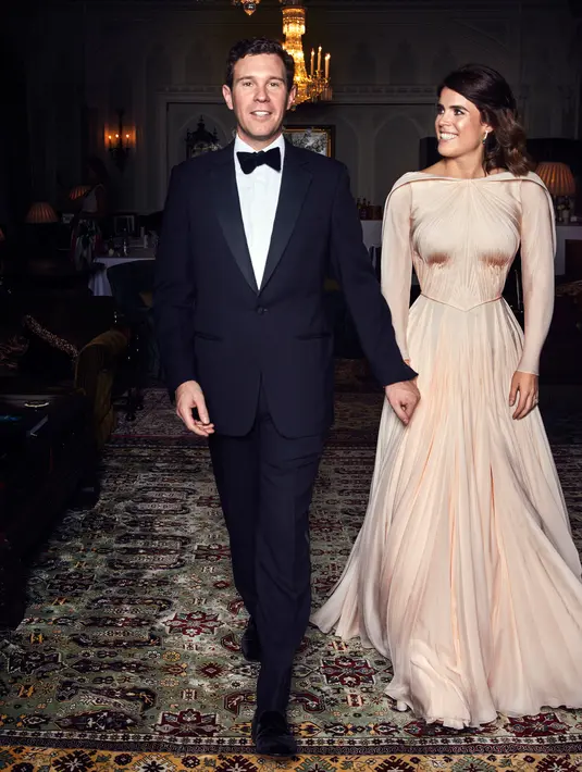 Foto resmi pernikahan Putri Eugenie dan Jack Brooksbank di Windsor Castle yang dirilis Istana Kensington pada 13 Oktober 2018. Foto tersebut diambil ketika mereka tiba di Royal Lodge di Windsor untuk resepsi. (Alex Bramall/Buckingham Palace via AP)