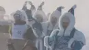 Perempuan yang mengenakan kostum nasional Yakutian mendukung pelari yang ikut serta dalam maraton terdingin di Dunia Internasional pada suhu minus 53 derajat (-63,4 Fahrenheit) di dekat Oymyakon, republik Sakha, juga dikenal sebagai Yakutia, Rusia, pada 22 Januari 2022. (AP Photo/Ivan Nikiforov)