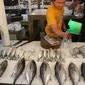 Aktivitas pedagang ikan di Pasar Senen, Jakarta, (23/5). Kredit untuk sektor kelautan dan perikanan pada tahun 2016 dapat mencapai hingga sebesar Rp9,2 triliun. (Liputan6.com/Angga Yuniar)