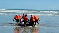 Untuk mempercepat proses penyelamatan korban tenggelam di Laut Basarnas akan membentuk Satgas Pantai di Bengkulu (Liputan6.com/Yuliardi Hardjo)