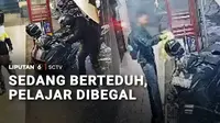 Seorang pelajar yang sedang berteduh di pinggir jalan menjadi korban begal. Ada tiga pelaku mengancam korban menggunakan senjata tajam.