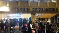 Calon penumpang KRL menumpuk di Stasiun Gondangdia, Jakarta Pusat imbas tawuran warga di Manggarai. (Anri Syaiful/Liputan6.com)