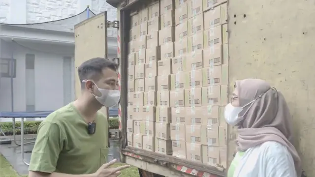 Raffi Ahmad membagikan mi instan kepada komunitas ibu-ibu