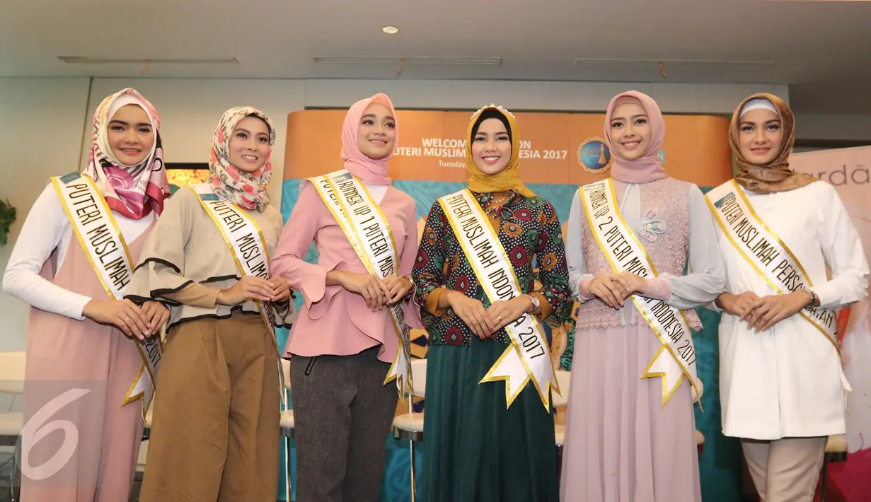 Syifa Fatimah (ketiga kanan) berpose bersama peserta ajang Puteri Muslimah Indonesia 2017, Jakarta, Selasa (9/5). (Liputan6.com/Herman Zakharia)