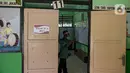 Seorang guru mendisinfeksi ruang kelas yang akan digunakan di SDN Kenari 08, Jakarta, Selasa (6/4/2021). Pemerintah Provinsi DKI Jakarta akan melakukan uji coba pembelajaran tatap muka terbatas di 100 sekolah mulai 7 April hingga 29 April 2021. (Liputan6.com/Faizal Fanani)