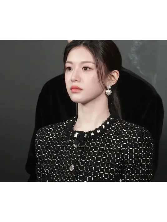 Di sebuah acara, Go Younjung tampil bak boneka hidup. Dengan riasan yang membuat kulitnya terlihat glowing, Go Younjung tampil gemas mengenakan tweed top bernuansa hitam, rambutnya dikuncir simpel dengan menyisakan beberapa bagian rambut untuk membingkai wajahnya dengan lebih baik. [Foto: Instagram/goyounjung]