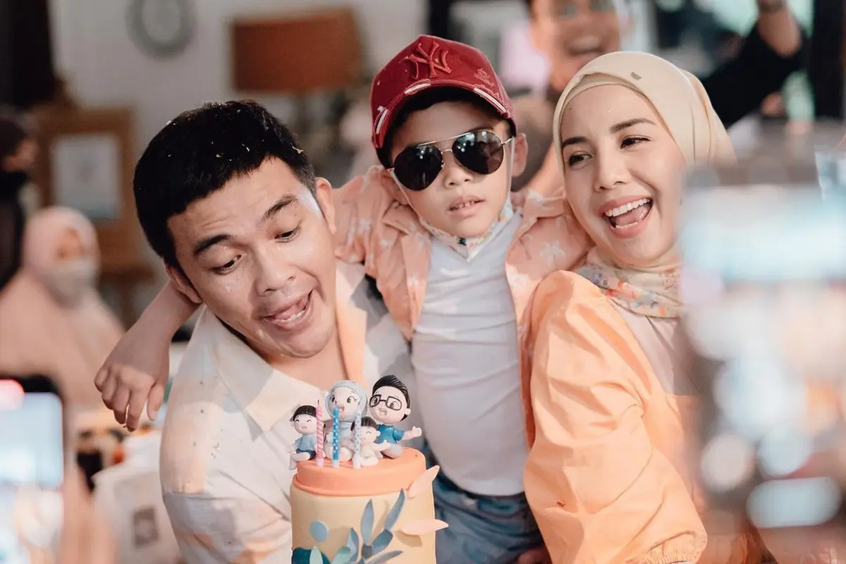Beri Kejutan, Ini 7 Momen Seru Ulang Tahun Irfan Ratinggang Suami Tya Ariestya