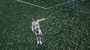 Gelandang Real Madrid, Cristiano Ronaldo menyapa para fans saat merayakan keberhasilan Real Madrid raih gelar ke-12 Liga Champions di Stadion Santiago Bernabeu, Madrid, Spanyol (4/6). (AP Photo / Francisco Seco)