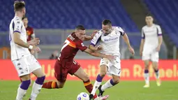 Pemain Fiorentina Franck Ribery (kanan) berebut bola dengan pemain Roma Jordan Veretout  pada pertandingan Serie A Italia di Olympic Stadium, Roma, Italia, Minggu (1/11/2020). Roma menang 2-0. (AP Photo/Gregorio Borgia)