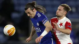 Caglar Soyuncu (kiri) merupakan bek tengah andalan Leicester City. Memiliki fisik yang kuat, kemampuannya dalam duel udara dan darat tak perlu diragukan lagi. Ia juga mampu melaju dengan kecepatan tinggi untuk mengimbangi penyerang-penyerang lincah. (AFP/Adrian Dennis)