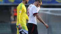 Kapten AC Milan, Leonardo Bonucci dan Gianluigi Donnarumma tampak lesu meninggalkan lapangan usai kalah dari Hellas Verona (Simone Venezia/ANSA via AP)
