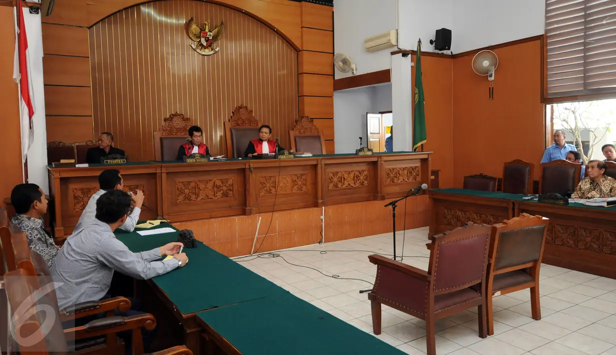 Mantan Dirjen Pajak, Hadi Poernomo (kanan) saat menghadiri sidang PK gugatan praperadilan terhadap Komisi Pemberantasan Korupsi di Pengadilan Negeri Jaksel, Kamis (27/8/2015). Sidang ditunda hingga 9 September mendatang. (Liputan6.com/Helmi Fithriansyah) 