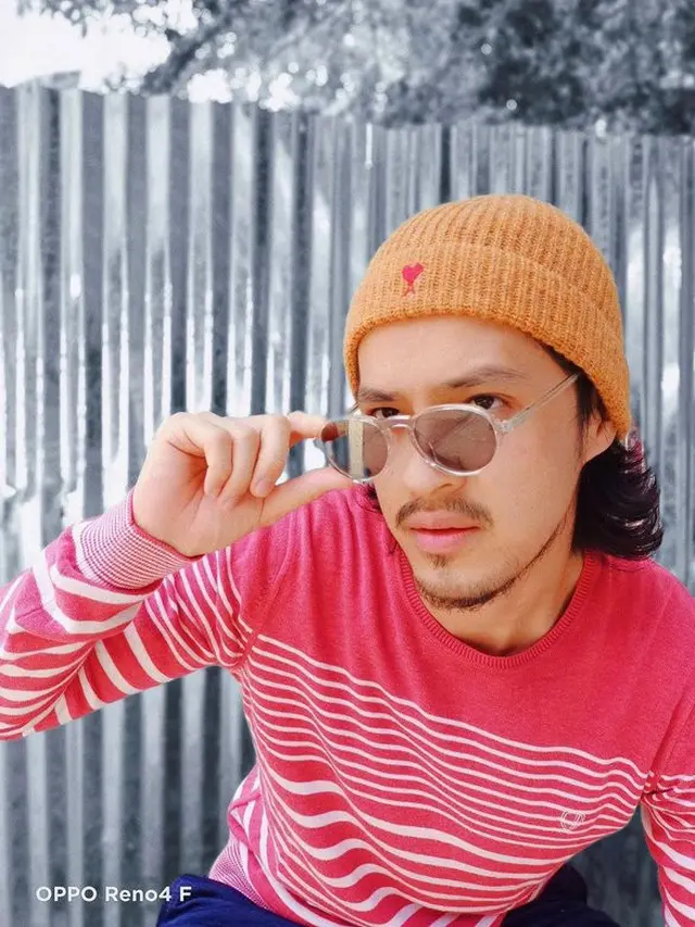6 Potret Terbaru Morgan Oey dengan Rambut Gondrong dan Kumis Tebal, Makin Macho