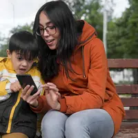 WhatsApp menghadirkan berbagai fitur terbaru yang dapat membantu orangtua untuk mengawasi anak-anak mereka. (Foto/dok: Freepik)