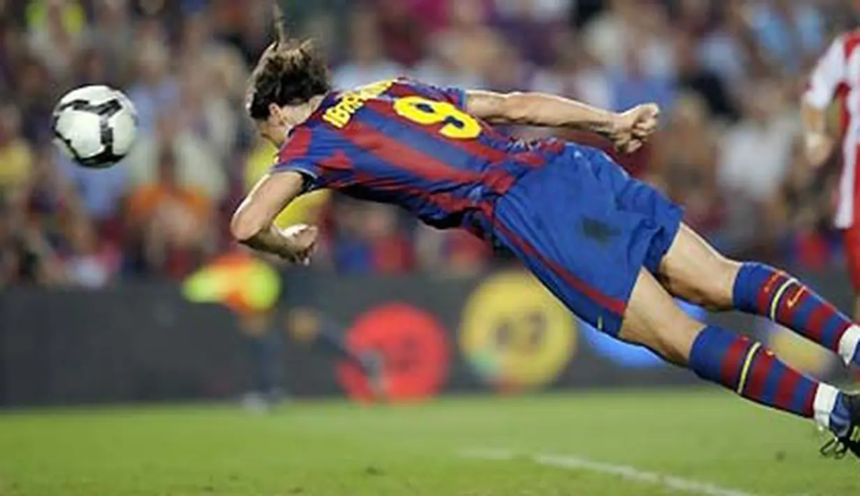 Striker Barcelona, Zlatan Ibrahimovic ketika membukukan gol perdana di La Liga saat menghadapi Spoting Gijon pada 31 Agustus 2009 di Nou Camp, Barcelona. AFP PHOTO/LLUIS GENE