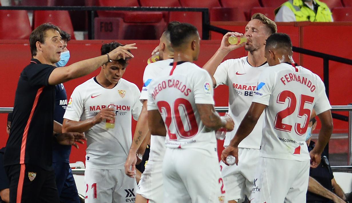 Pelatih Sevilla, Julen Lopetegui, memberikan arahan kepada pemainnya saat menghadapi Eibar pada laga lanjutan La Liga pekan ke-34 di Estadio Ramon Sanchez Pizjuan, Selasa (7/7/2020) dini hari WIB. Sevilla menang 1-0 atas Eibar. (AFP/Cristina Quicler)