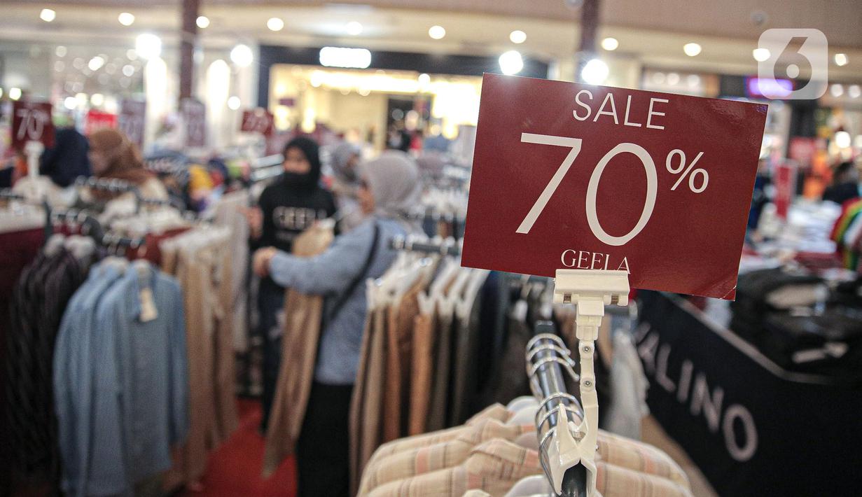 Informasi potongan harga atau diskon di pusat perbelanjaan kawasan Jakarta, Rabu (14/12/20222). Menjelang akhir tahun dan perayaan natal pusat-pusat perbelanjaan mulai menawarkan diskon guna menarik pengunjung. (Liputan6.com/Faizal Fanani)