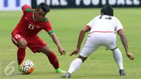 Gelandang Timnas Indonesia U-22, Febri Hariyadi (kiri) mencoba melewati pemain Myanmar, Phyo Ko Ko Then saat laga persahabatan di Stadion Pakansari, Kab Bogor, Selasa (21/3). Timnas Indonesia U-22 kalah 1-3 dari Myanmar. (Liputan6.com/Helmi Fithriansyah)