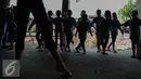 Anak-anak Ciliwung mengikuti gerakan balet saat berlatih di Bantaran Kali Ciliwung, Jakarta, Sabtu (29/8/2015). Pelatihan menari balet ini adalah kerjasama antara Kedubes Australia dengan Yayasan Bina Ballet Indonesia. (Liputan6.com/Faizal Fanani)