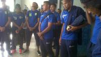 Skuat Persib Bandung mendapatkan arahan di mes Persib, Jalan Ahmad Yani Bandung, sebelum berangkat ke Surabaya, Jumat (13/11/2015) sore. (Bola.com/Bagas Rahadyan)