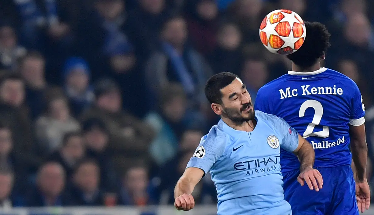 Gelandang Manchester City, Ilkay Gundogan berebut bola udara dengan gelandang Schalke 04, Weston McKennie selama pertandingan 16 Liga Champions di Veltins Arena di Gelsenkirchen, Jerman (20/2). City menang atas Schalke 3-2. (AP Photo/Martin Meissner)