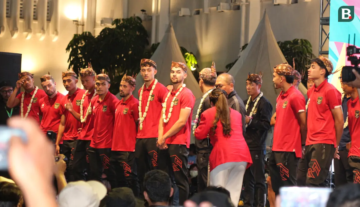 Momen ketika pelatih dan pemain Timnas Indonesia saat memakai blangkon khas Jawa Timur disela-sela kegiatan menyapa masyarakat Surabaya dan sekitarnya yang berlangsung di Balai Kota Surabaya, Minggu (11/6/2023). (Bola.com/Wahyu Pratama)