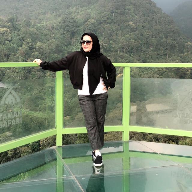 7 Potret Istri Kedua Aziz Gagap, Punya Gaya Modis dan Akrab dengan Istri Pertama