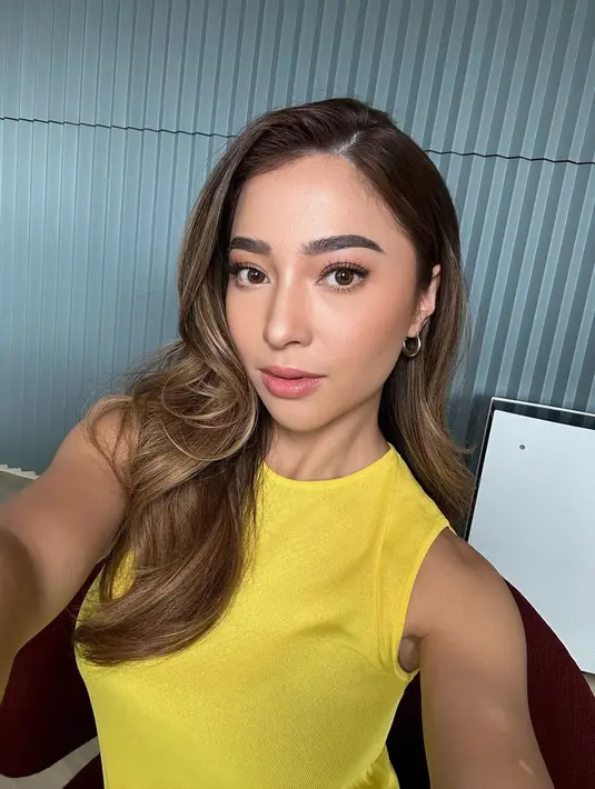<p>Di sini, Nikita Willy tampil dengan makeup yang lebih natural. Cantik dengan lipstik dan eyeshadow berwarna merah muda yang natural, area mata Nikita Willy tetap menonjol karena bulu matanya yang lentik. Foto: Instagram.</p>