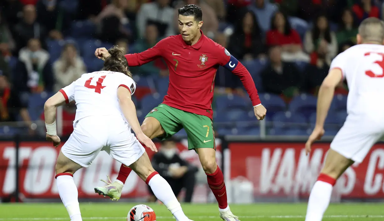 Pertandingan benar-benar berlangsung sengit. Kedua kesebelasan bermain sangat ngotot guna mencetak gol. Namun hingga laga usai Portugal tetap mampu menjaga kemenangannya. (AP/Luis Vieira)
