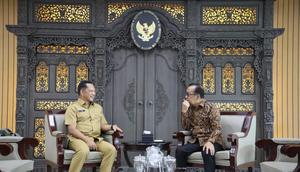 Mendagri Muhammad Tito Karnavian berkoordinasi dengan MenkoPMK Pratikno usai melakukan kunjungan ke Kabupaten Aceh Tamiang dan Aceh Timur. (Liputan6.com/ Dok Puspen Kemendagri)
