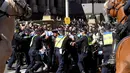 Polisi menyemprotkan merica ke pengunjuk rasa selama demonstrasi anti-lockdown di tengah penguncian keenam kota untuk menahan wabah virus corona di Melbourne (21/8/2021). (AFP/William West)