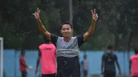 Pemain senior Arema, Dendi Santoso, akui situasi tim&nbsp;Singo Edan lebih kompak saat Ramadan. (Bola.com/Iwan Setiawan)