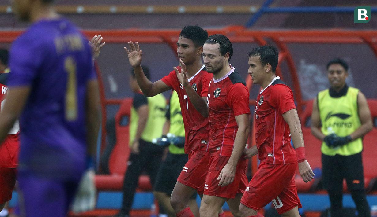 Dalam laga yang diwarnai guyuran hujan di Stadion Viet Tri, Phu Tho, Vietnam, Timnas Indonesia U-23 sudah unggul 2-0 di sepuluh menit pertama lewat gol-gol dari Egy Maulana Vikri di menit ke-6 dan Witan Sulaeman empat menit kemudian. (Bola.com/Ikhwan Yanuar)
