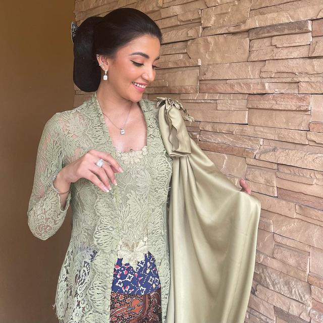 Tsania Marwa mengenakan kebaya (Instagram/tsaniamarwa54)