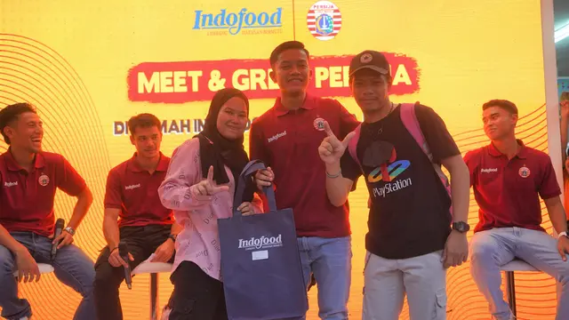 Fans Persija berpose bareng dengan pemain Macan Kemayoran di Rumah Indofood PRJ 2023