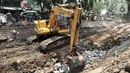Pekerja menggunakan kendaraan alat berat saat mengerjakan proyek normalisasi Kali Kayu Putih, Jakarta, Selasa (15/10/2019). Proyek normalisasi Kali Kayu Putih ini ditargetkan rampung pada Desember 2019. (merdeka.com/Iqbal S. Nugroho)