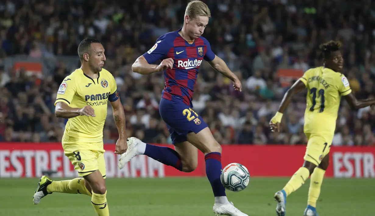 Gelandang Barcelona, Frenkie de Jong berusaha mengontrol bola saat bertanding melawan Villareal pada lanjutan pertandingan La Liga di Camp Nou, Rabu (25/9/2019). Barcelona menang tipis atas Villareal 2-1. (AP Photo/Joan Monfort)