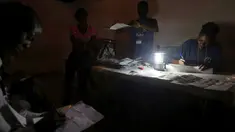 Para petugas pemilu sedang menghitung suara di sebuah Tempat Pengumutan Suara (TPS) di Port-au-Prince, Haiti (20/11). Setelah beberapa kali ditunda akibat dilanda bencana alam, Haiti akhirnya kembali menggelar pemilu. (Reuters/Jeanty Junior Augustin)