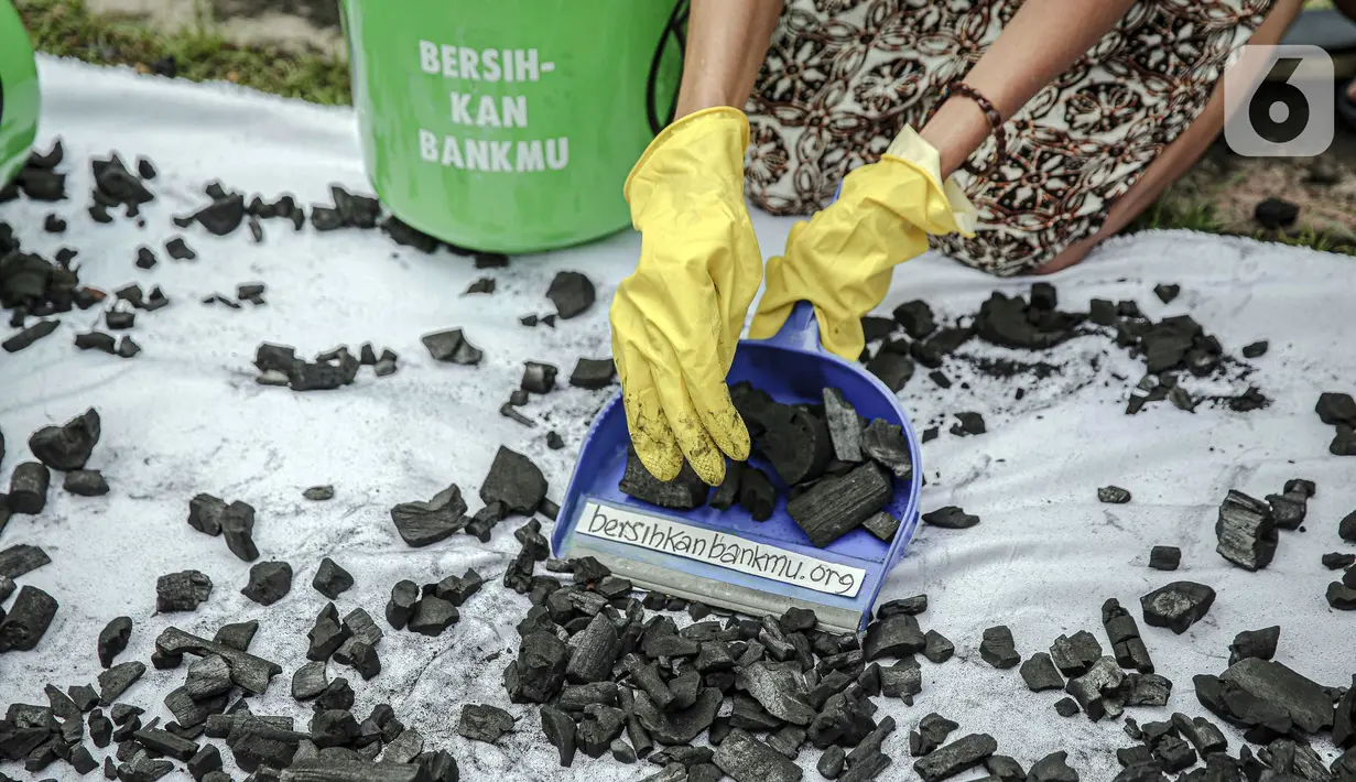 Aktivis melakukan aksi Jeda untuk Iklim di depan Plaza Mandiri, Jakarta, Selasa (25/1/2022). Aktivis menuntut komitmen bank nasional di Indonesia yang masih membiayai industri batu bara dan pertambangan yang merupakan penyumbang emisi terbesar kedua di Indonesia. (Liputan6.com/Faizal Fanani)